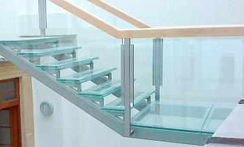 Стеклянные ступени и стеклянная площадка на лестнице в Москве. Готовые проекты ПерилаГлавСнаб