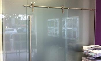 Перегородки из стекла непрозрачные, для офиса в Москве. Готовые проекты ПерилаГлавСнаб