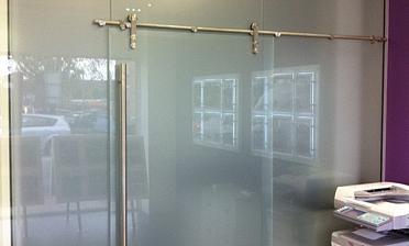 Перегородки из стекла непрозрачные, для офиса купить в Москве
