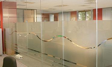 Стеклянные перегородки в офис, частично матированные купить в Москве