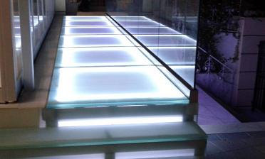 Стеклянный подиум со ступенями с подсветкой купить в Москве