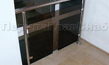 Ограждения со стеклом с крепление в пол окна на лестничной площадке в Москве. Готовые проекты ПерилаГлавСнаб