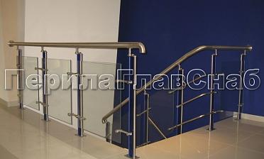 Ограждение со стойками с акриловыми вставками на спайдерных стеклодержателях купить в Москве