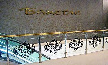 Ограждение лестницы на квадратных стойках с латунным поручнем купить в Москве