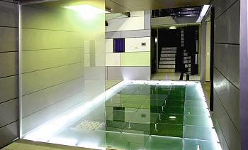 Подсветка стеклянного пола в гостинице в Москве. Готовые проекты ПерилаГлавСнаб