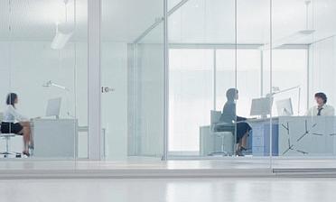 Стеклянные прозрачные перегородки в офис премиум купить в Москве