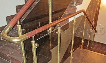 Ограждение лестницы со стеклом, тонированным в массе, стойки и завязки поручня из латуни в Москве. Готовые проекты ПерилаГлавСнаб