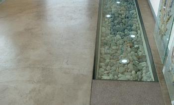 Стеклянный пол в квартиру с декоративной композицией в Москве. Готовые проекты ПерилаГлавСнаб