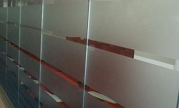 Стеклянные перегородки в офисе с закаткой пленки в Москве. Готовые проекты ПерилаГлавСнаб