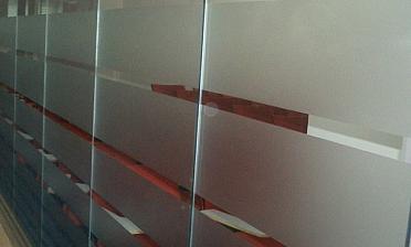 Стеклянные перегородки в офисе с закаткой пленки купить в Москве