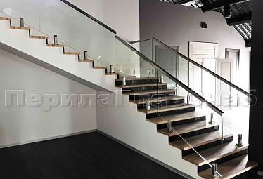 Стеклянные перила для колодезных лестниц купить в Москве