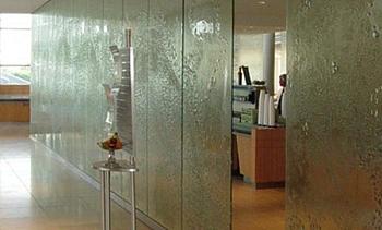 Стеклянные перегородки с декоративным рельефом в офисе в Москве. Готовые проекты ПерилаГлавСнаб