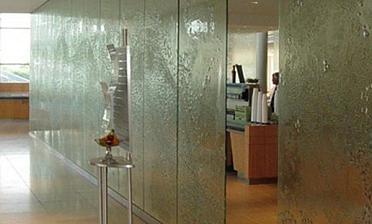 Стеклянные перегородки с декоративным рельефом в офисе купить в Москве