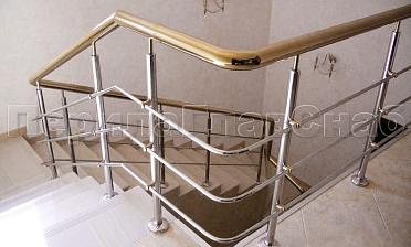 Лестничное ограждение с тремя ригелями и поручнем из латуни купить в Москве