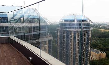 Цельностеклянные ограждения для крыш в Москве. Готовые проекты ПерилаГлавСнаб