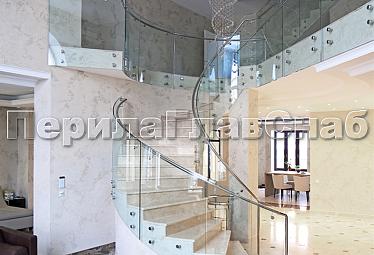 Стеклянные перила для забежных лестниц купить в Москве