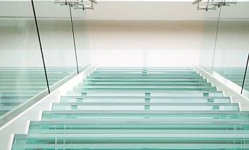 Стеклянные ступени на косоурной лестнице в доме в Москве. Готовые проекты ПерилаГлавСнаб