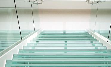 Стеклянные ступени на косоурной лестнице в доме купить в Москве