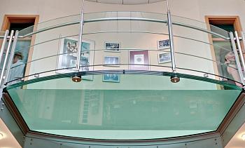 Стеклянный пол на внутреннем выступе атриума в Москве. Готовые проекты ПерилаГлавСнаб