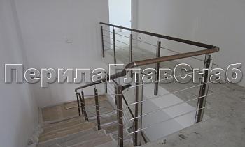 Ограждение с деревянным поручнем и стойками с деревянными вставками, с ригелями в Москве. Готовые проекты ПерилаГлавСнаб