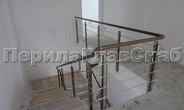 Ограждение с деревянным поручнем и стойками с деревянными вставками, с ригелями купить в Москве