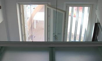 Стеклянное перекрытие из матового стекла на внутреннем балконе в Москве. Готовые проекты ПерилаГлавСнаб