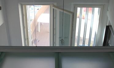 Стеклянное перекрытие из матового стекла на внутреннем балконе купить в Москве