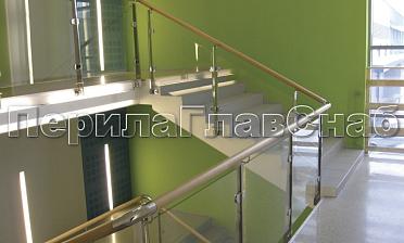 Ограждение с деревянным поручнем, стеклом и стойками купить в Москве