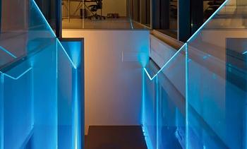 Ограждения лестниц на несущем стекле с подсветкой в Москве. Готовые проекты ПерилаГлавСнаб