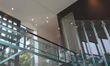 Стеклянные полы на площадке маршевой лестницы купить в Москве