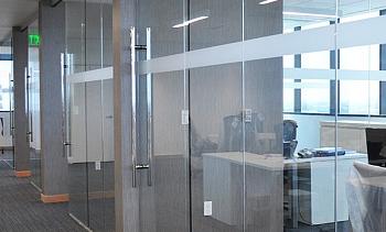 Цельностеклянные перегородки для офиса в Москве. Готовые проекты ПерилаГлавСнаб