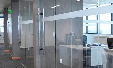 Цельностеклянные перегородки для офиса купить в Москве