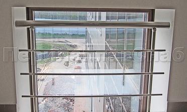 Межэтажное ограждение из нержавеющей стали с торцевым креплением для окон купить в Москве