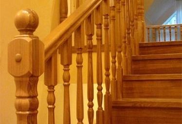 Деревянные лестницы купить в Москве