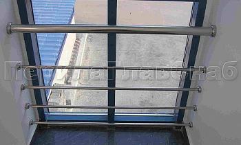 Ограждение на окнах из нержавещей трубы с ригелями в Москве. Готовые проекты ПерилаГлавСнаб