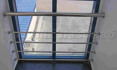 Ограждение на окнах из нержавещей трубы с ригелями купить в Москве