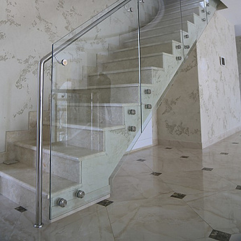 Ограждение маршевых лестниц со стеклом на точеном креплении
