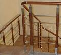 Два ригеля на держателях, пластиковый поручень и квадратные деревянные стойки в Москве. Готовые проекты ПерилаГлавСнаб - фото 2