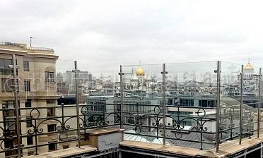 Ветрозащитное ограждение на стойках из нержавейки купить в Москве